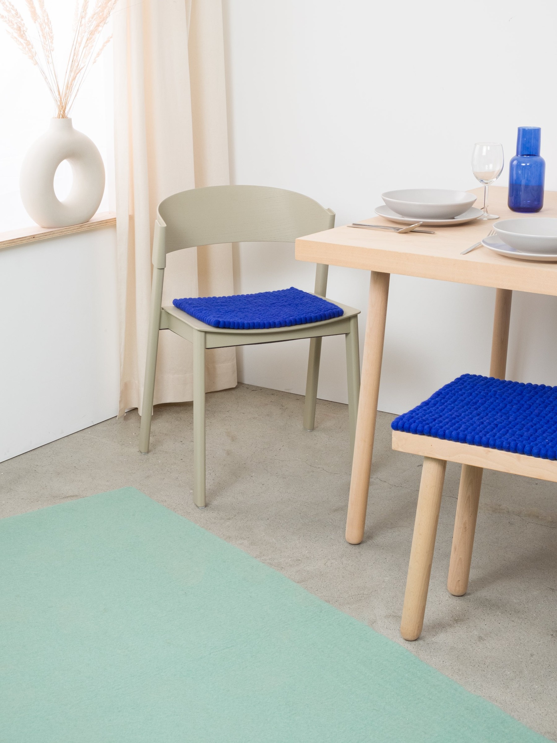 myfelt Isa Filzkugel-Sitzauflage Royalblau 36 x 36 cm
