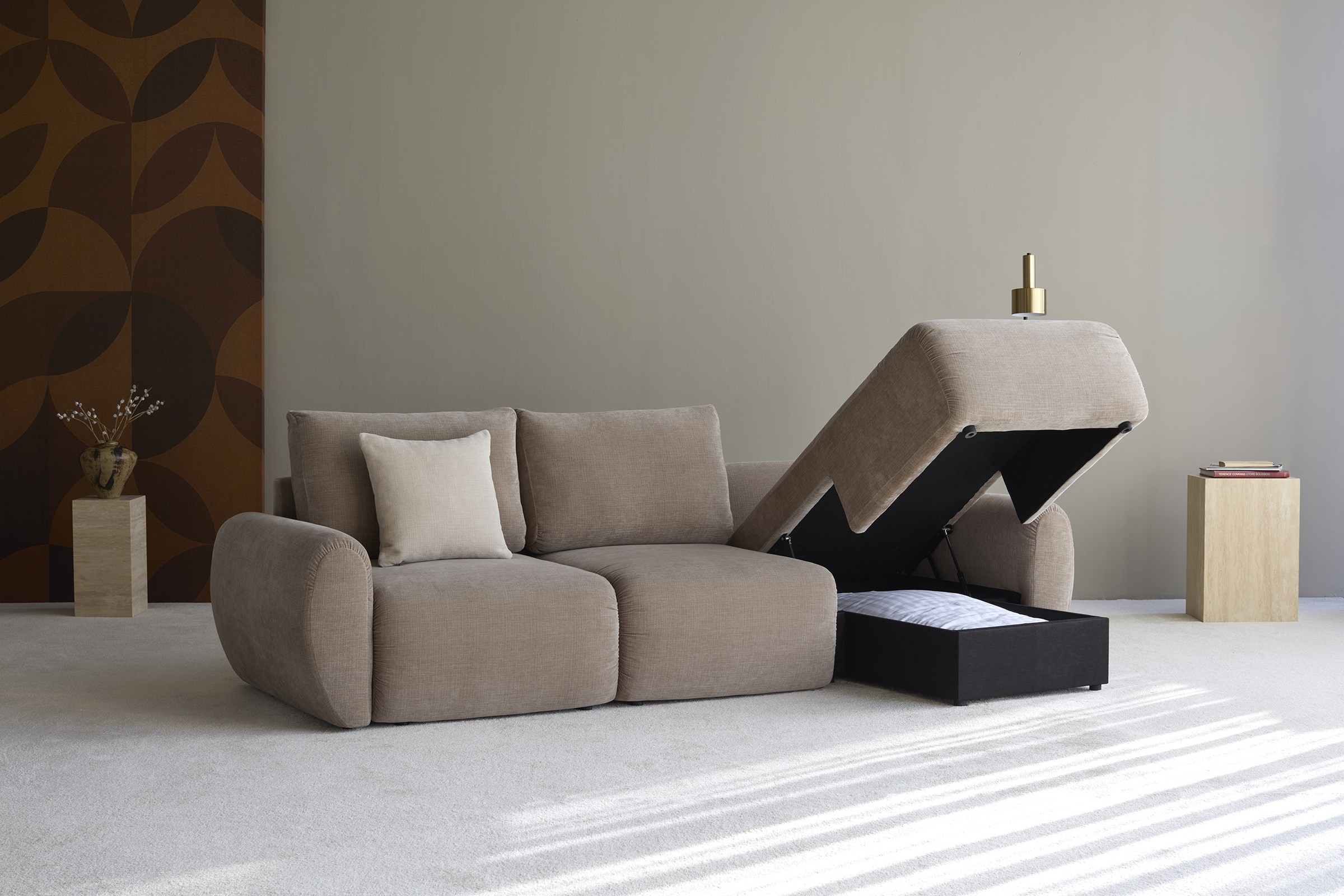 Schlafsofa Norum mit Chaiselongue und Curve-Armlehnen