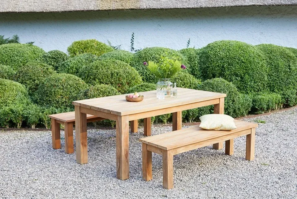 Gartentisch mit passenden Holzbänken im Grünen – La Casa