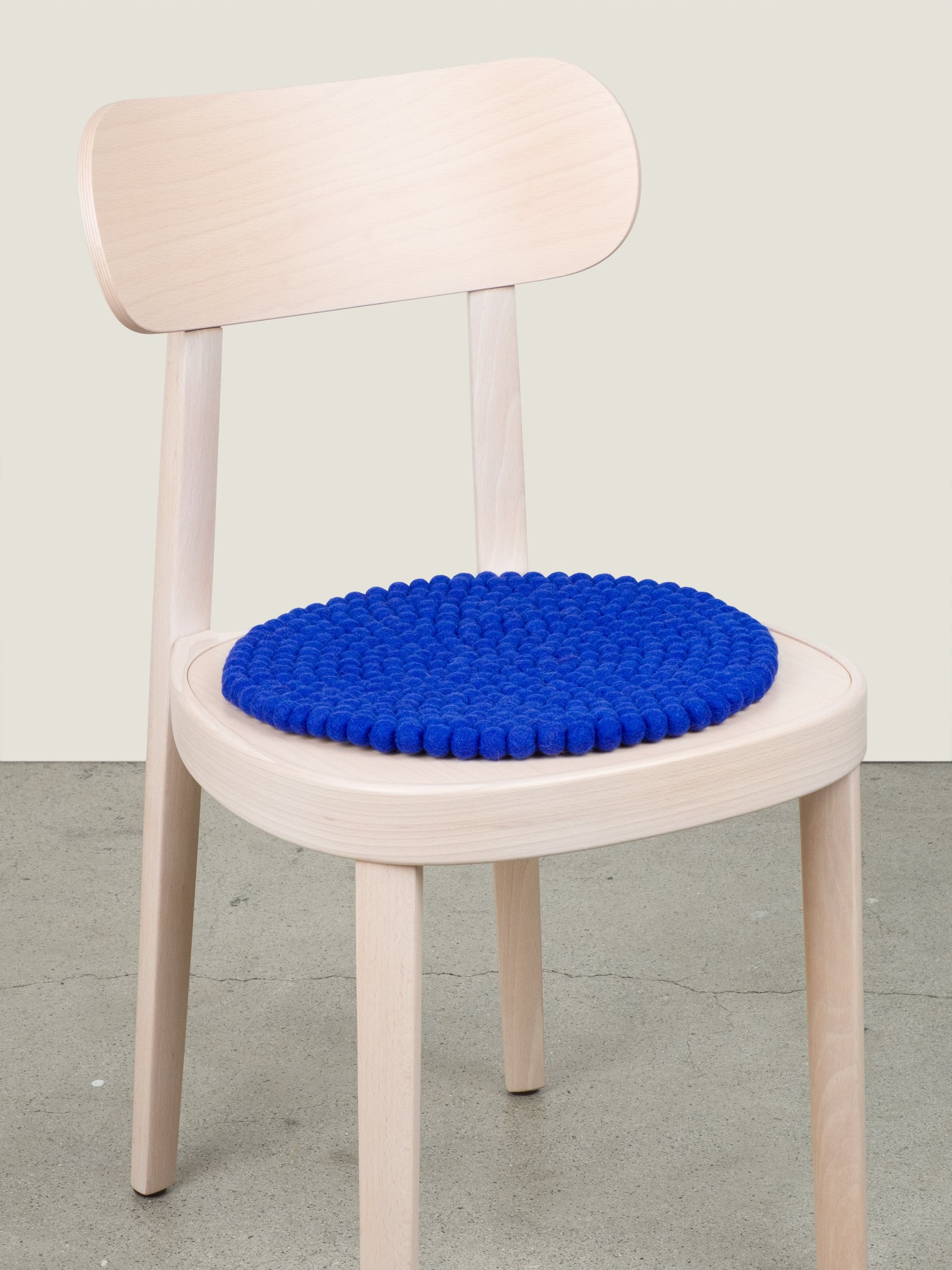 myfelt Isa Filzkugel-Sitzauflage Royalblau Ø 36 cm