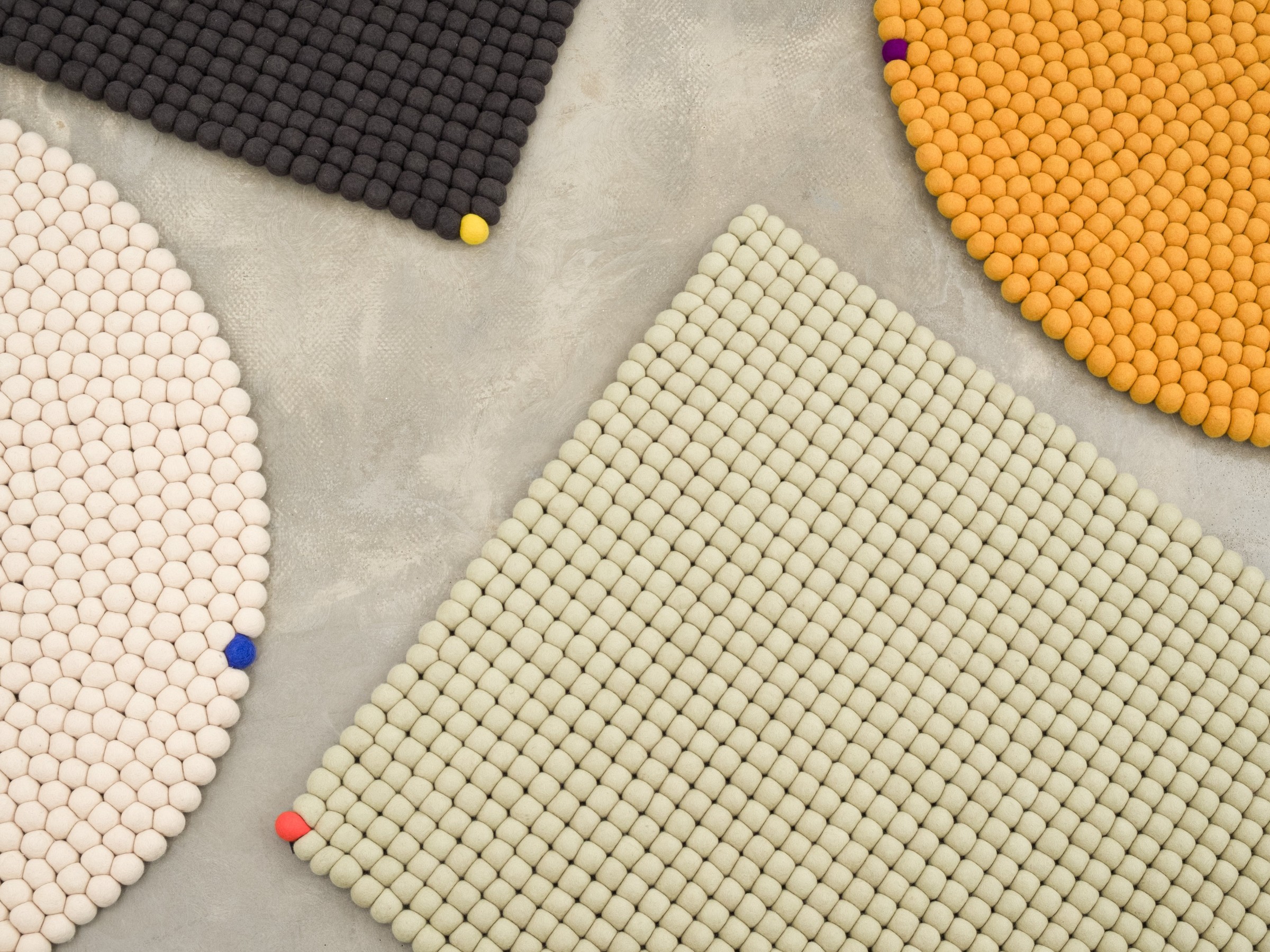myfelt Big One Filzkugelteppich Grünbeige rund Ø 50 cm