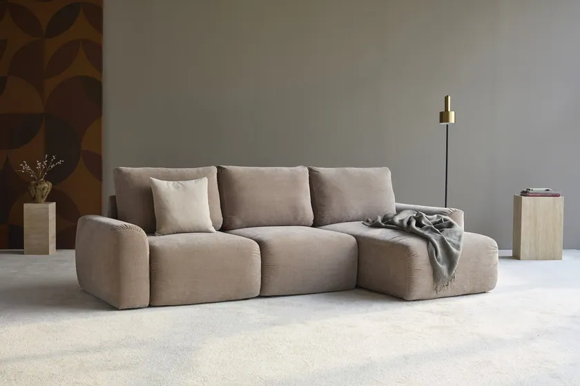 Schlafsofa Norum mit Chaiselongue und Chunky-Armlehnen