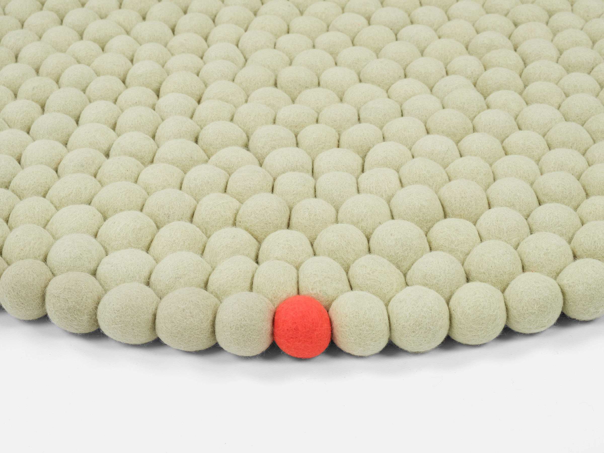 myfelt Big One Filzkugelteppich Grünbeige rund Ø 50 cm