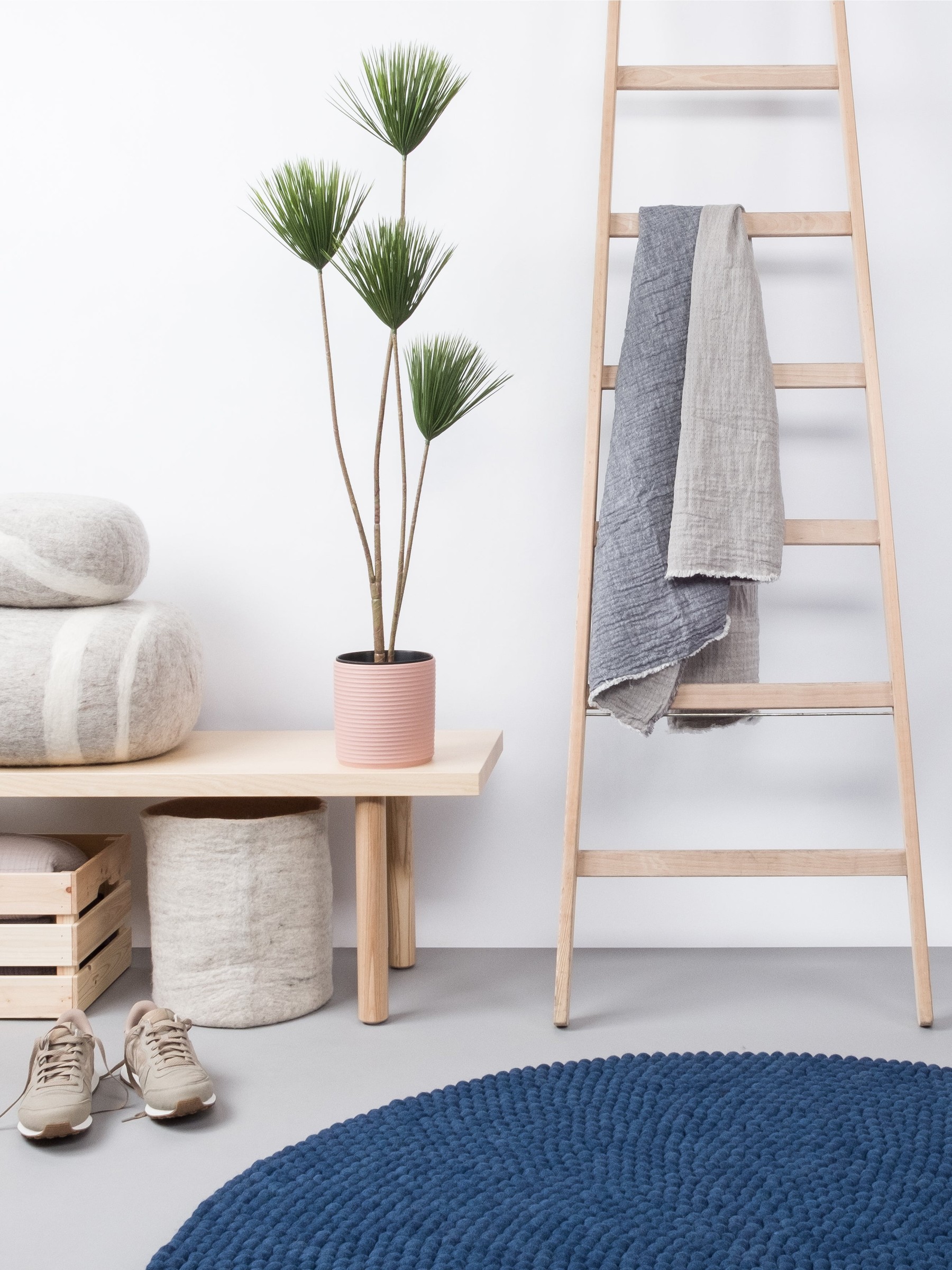 myfelt Alva Filzkugelteppich Dunkelblau rund Ø 50 cm
