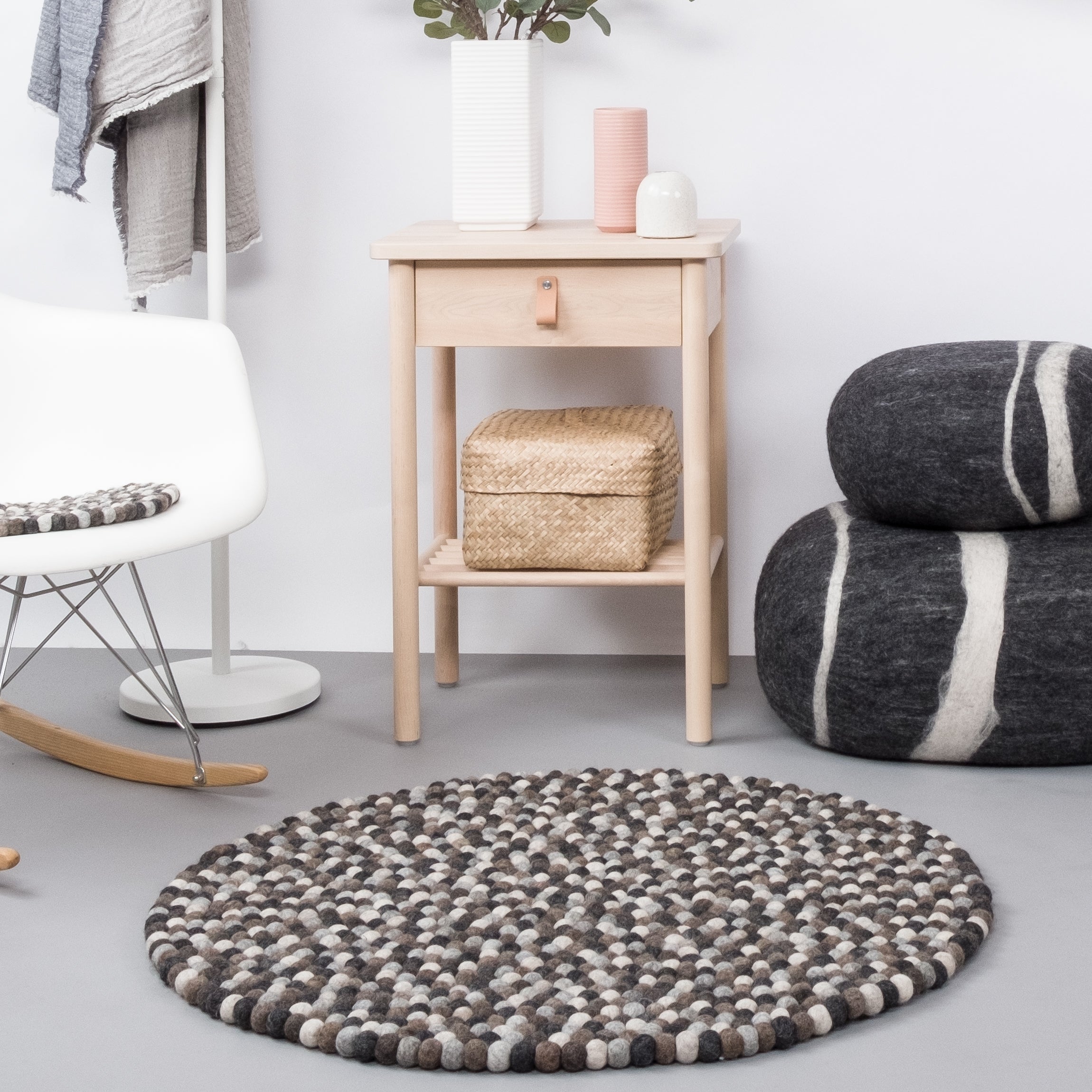 myfelt Néla Filzkugelteppich Natur dunkel rund Ø 50 cm