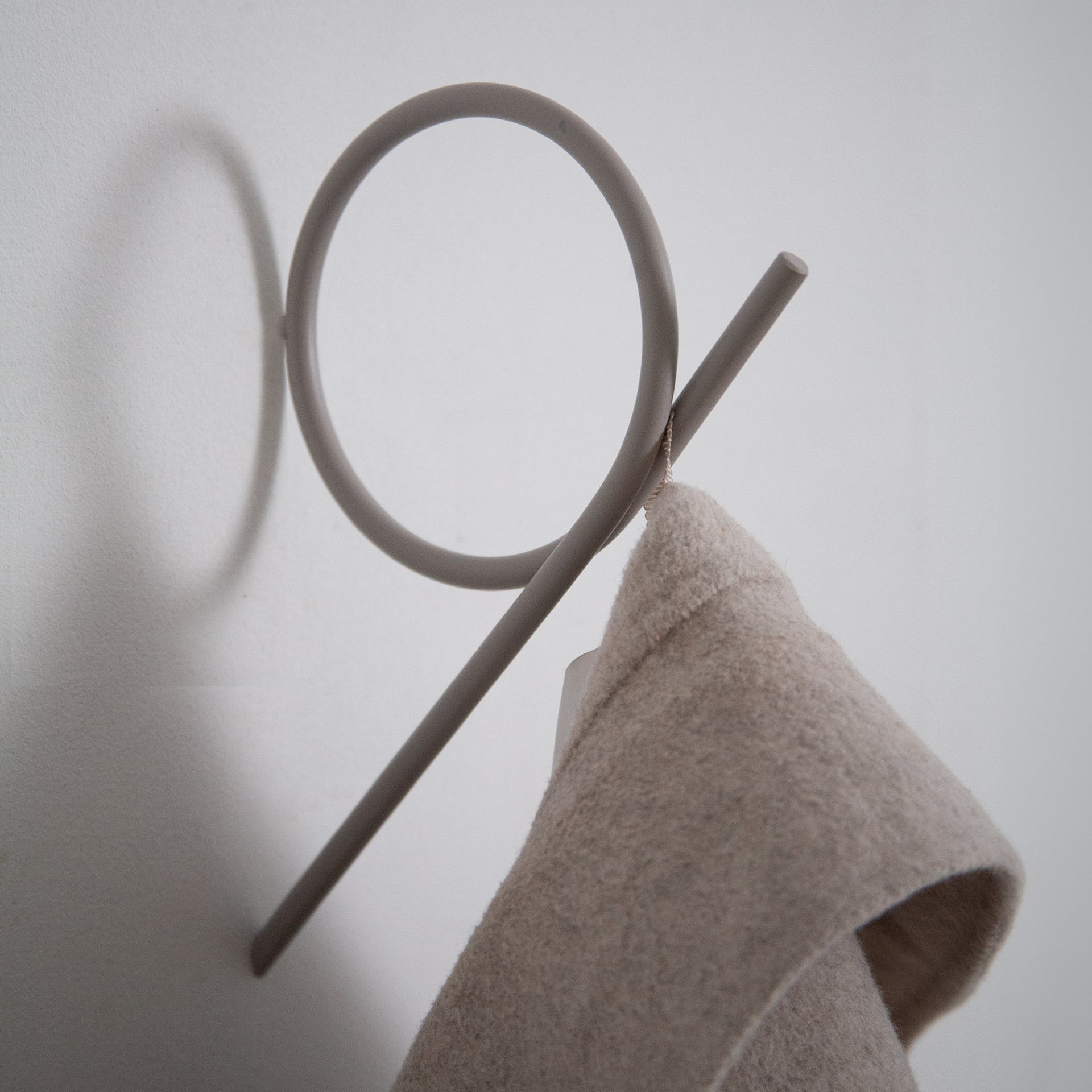 Spinder Design Wandhaken Tuba Medium Silky Taupe
