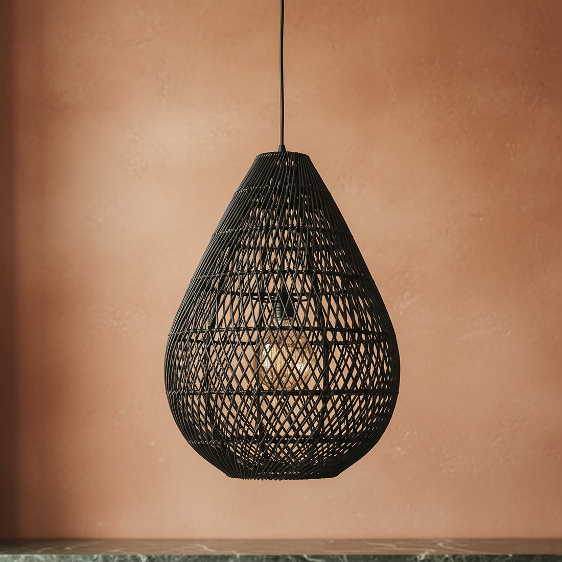 Raw Materials Maze Tropfen-Rattan-Hängelampe schwarz Ø 45x65cm