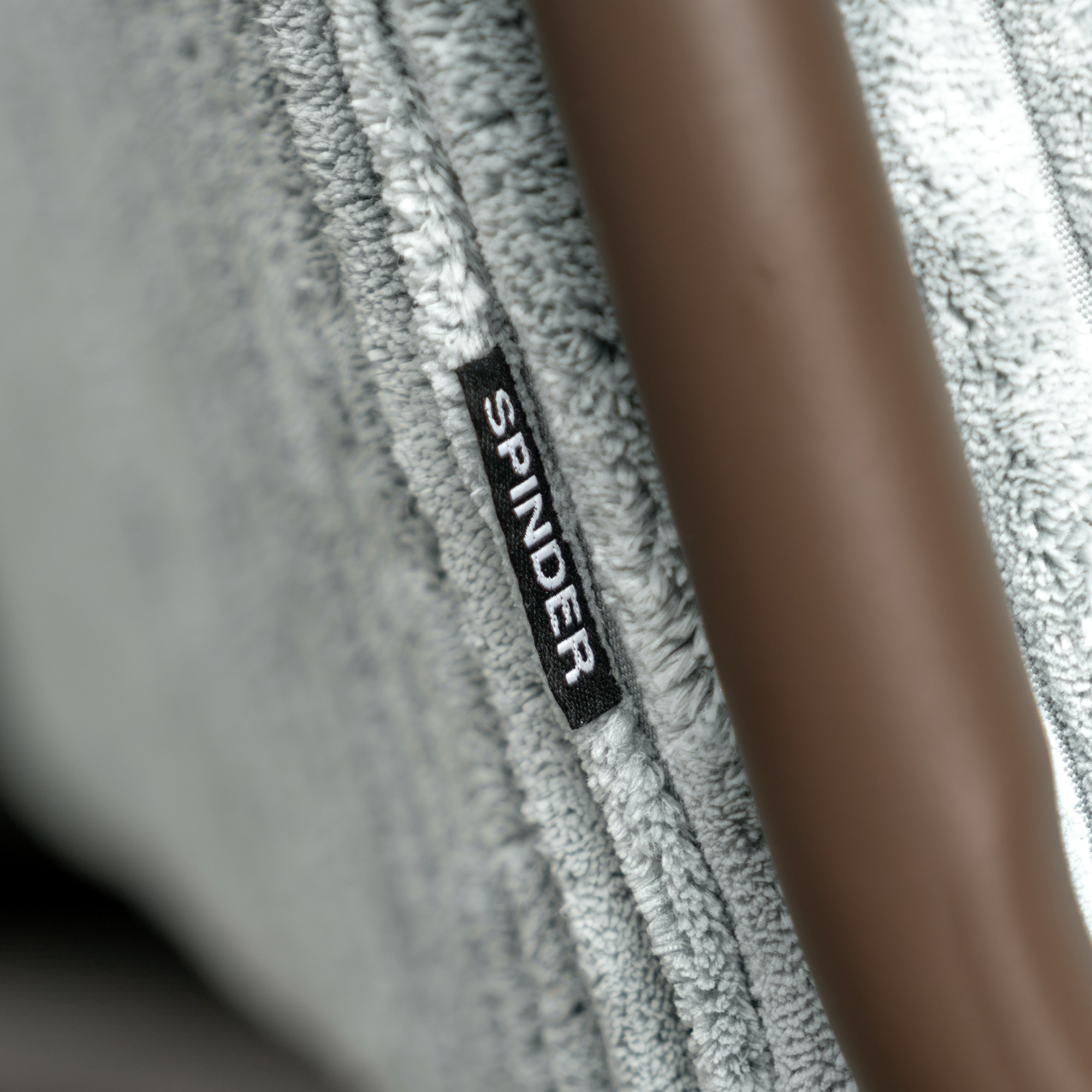 Spinder Design Retro Sessel Chocolate Brown / Hazy Blue breiter Cord – Detailaufnahme Spinder-Label am Bezug