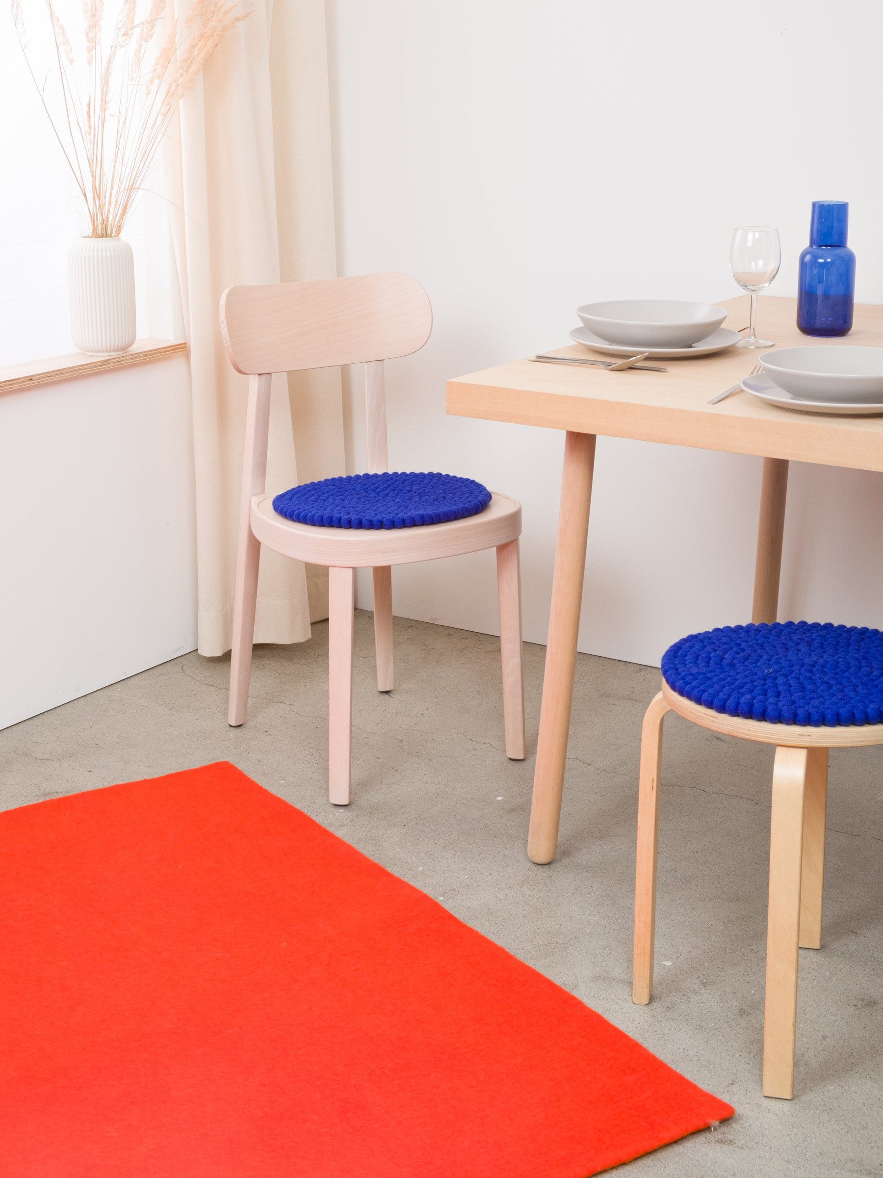 myfelt Isa Filzkugel-Sitzauflage Royalblau Ø 36 cm
