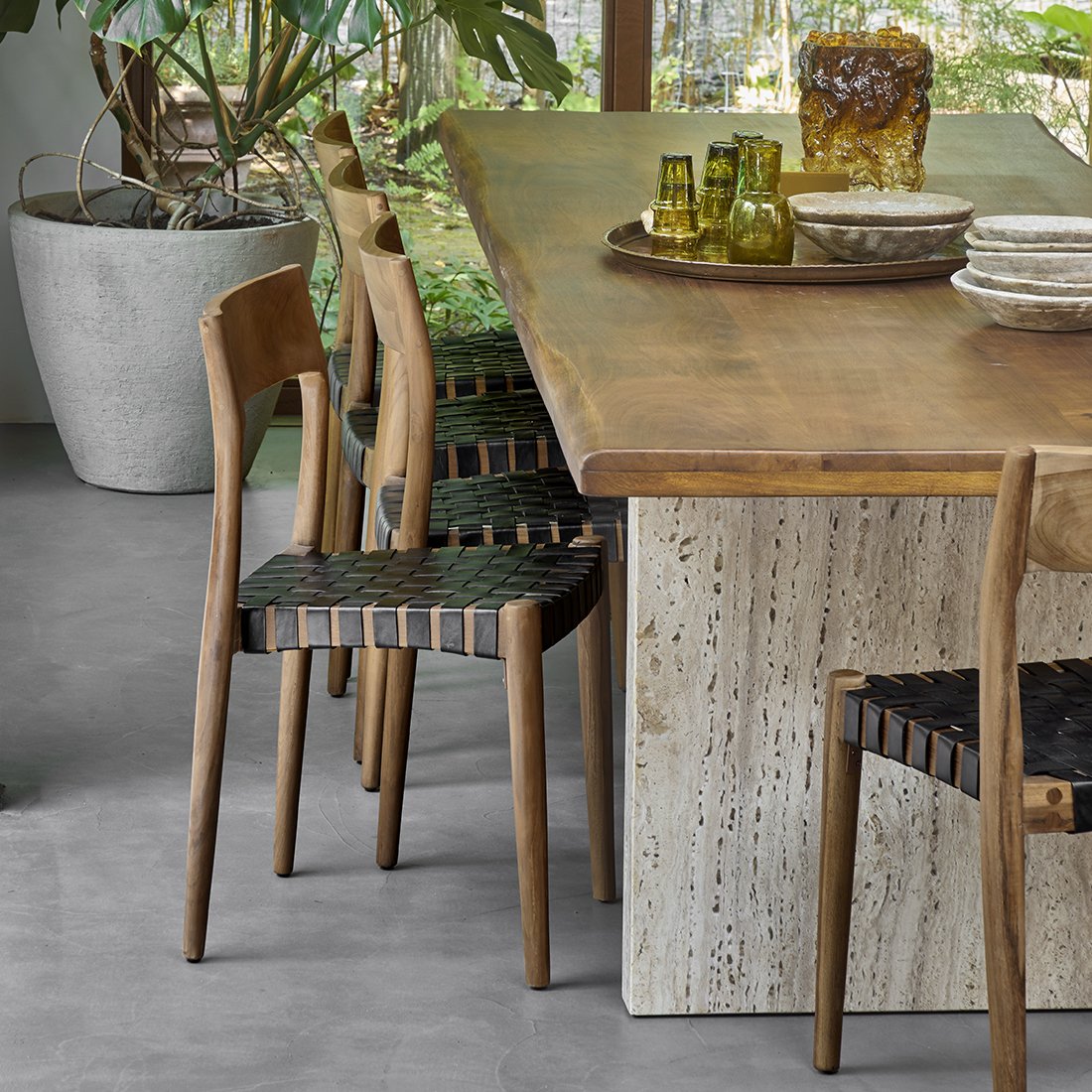 Raw Materials Freya Esszimmerstuhl aus Teakholz Leder Schwarz