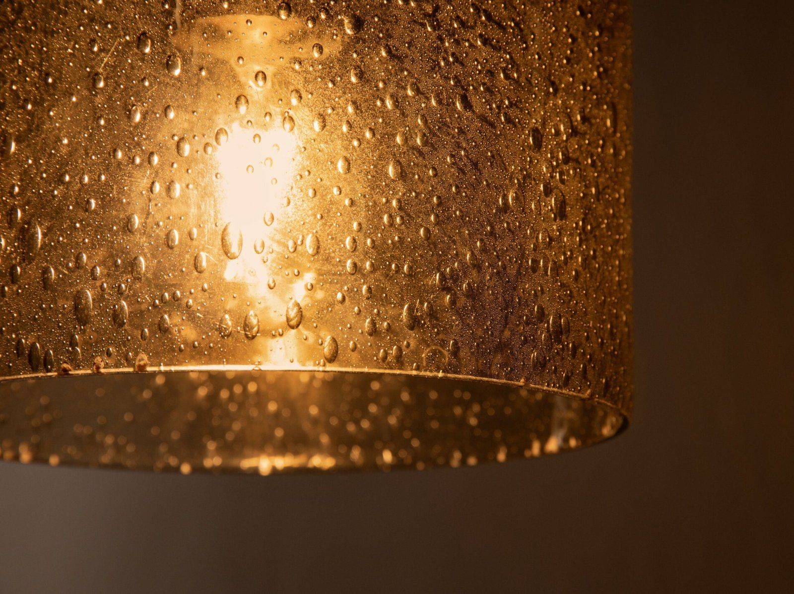 Micadoni Aura Pendelleuchte 17 cm Rauchglas – Detail: leuchtendes Blasenglas