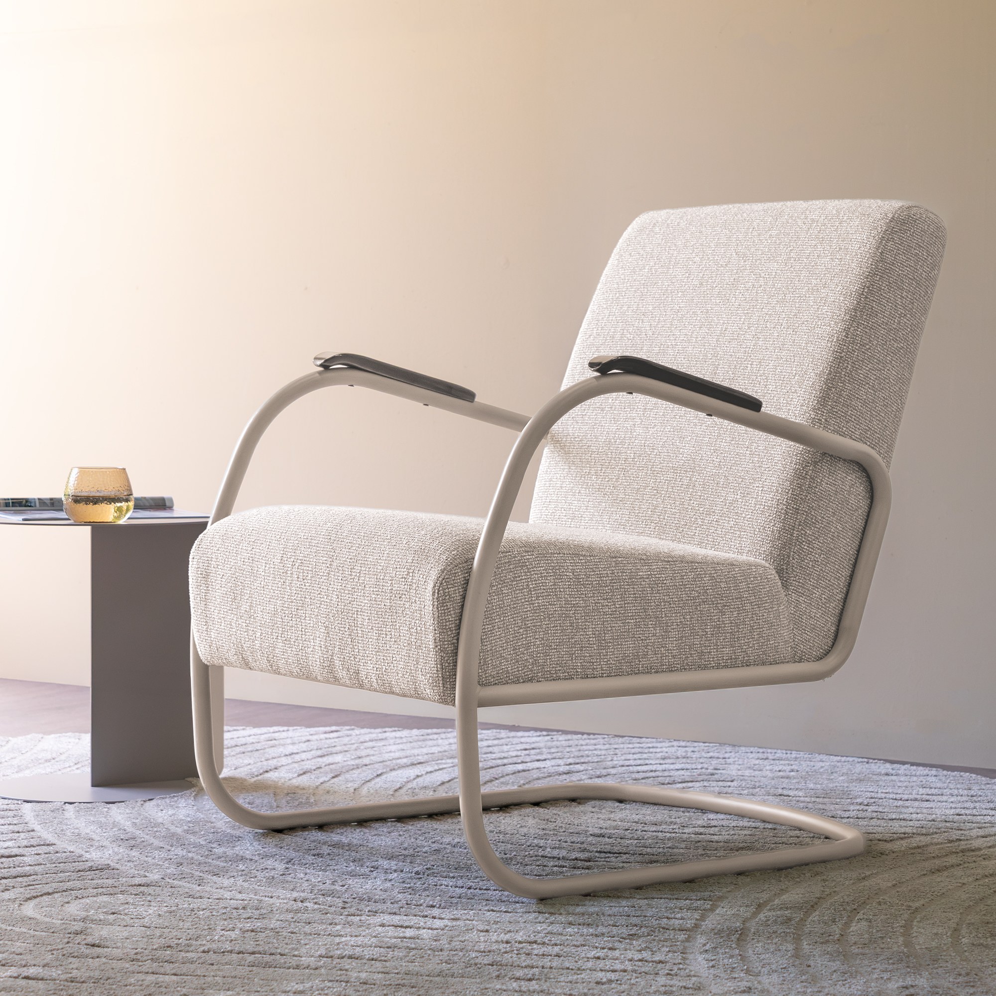 Spinder Design Retro Sessel Mushroom / Sandstone Bouclé – Wohnraum-Milieu mit Beistelltisch