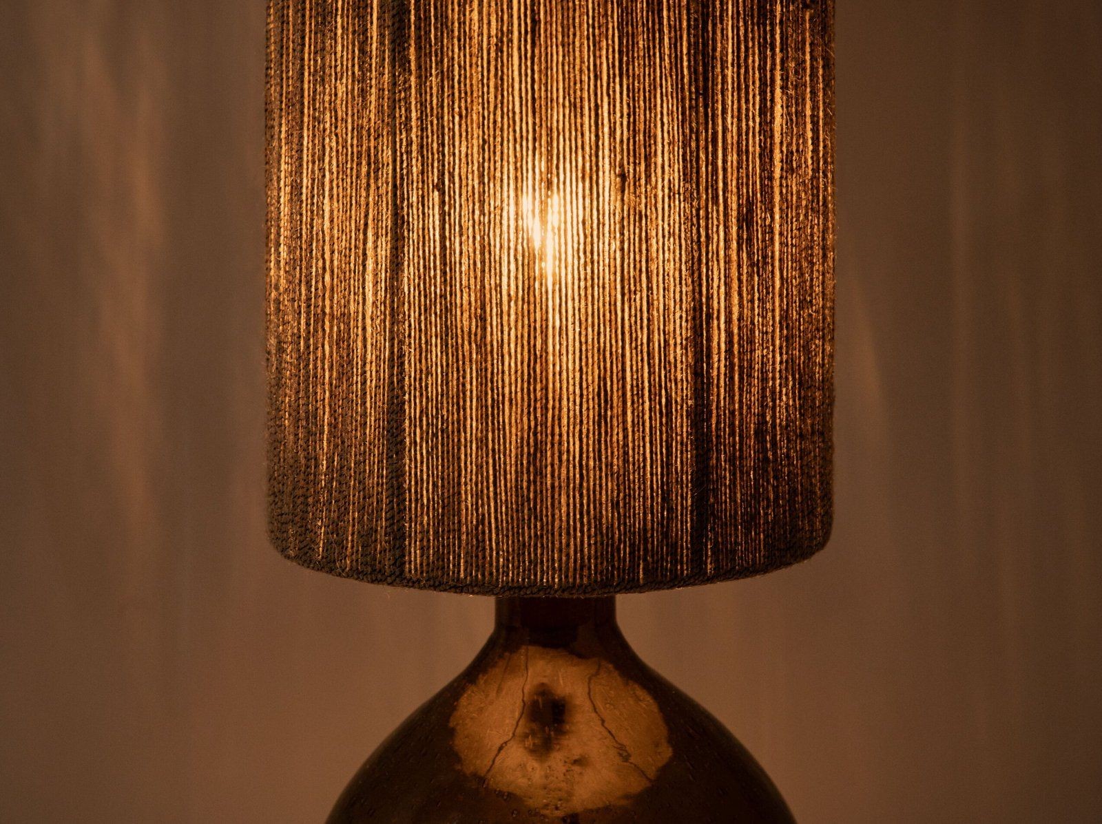 Micadoni Aura Tischleuchte 46 cm Rauchglas – Detail: leuchtender Schnurschirm