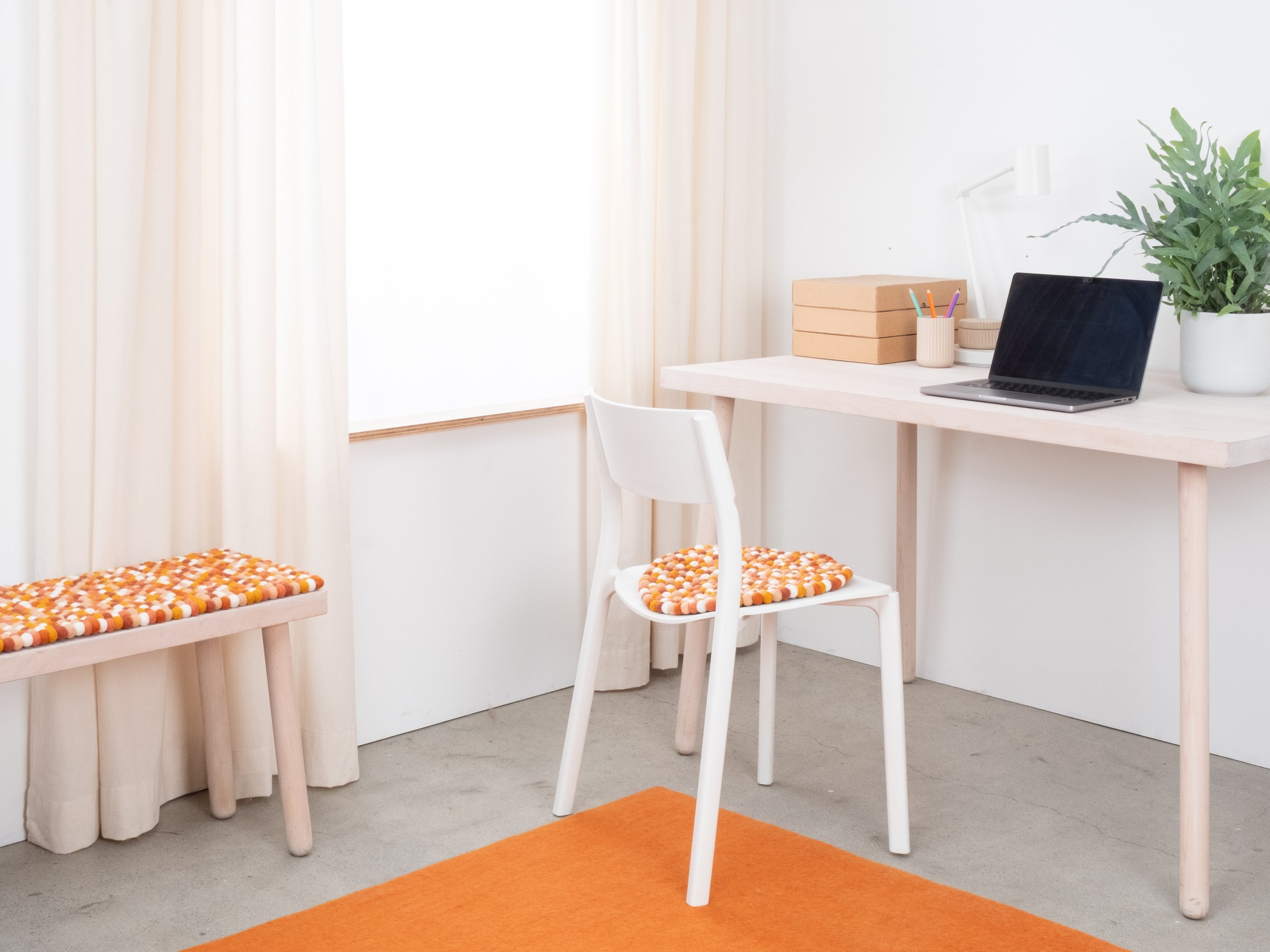 myfelt Juna Filzkugel-Sitzauflage Rot-Orange-Weiß Ø 36 cm
