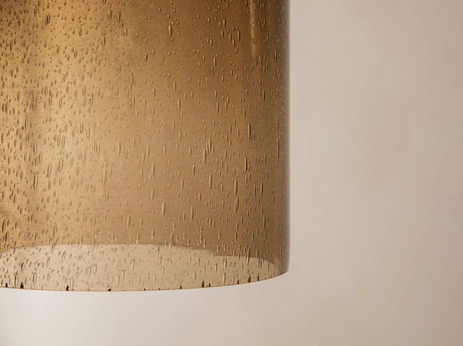 Micadoni Aura Pendelleuchte 30 cm Rauchglas – Detail: untere Schirmkante aus mundgeblasenem Blasenglas