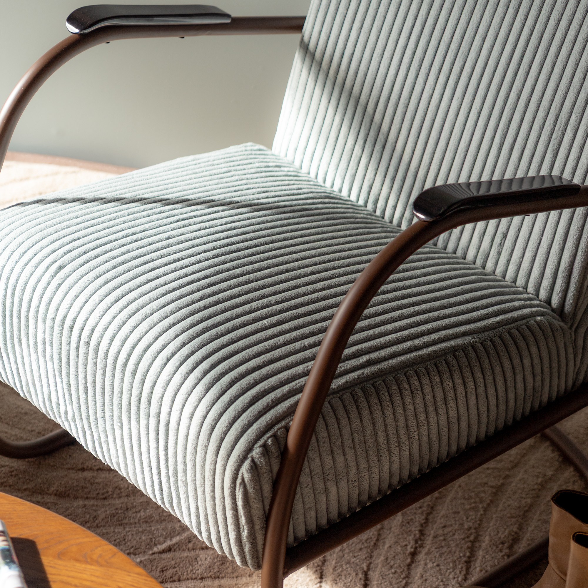 Spinder Design Retro Sessel Chocolate Brown / Hazy Blue breiter Cord – Detailaufnahme Sitzfläche mit Breitcord-Struktur