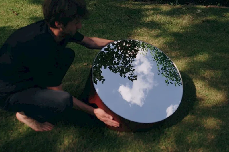 DeKnudt Mirrors OCULUS – runder Außenspiegel im Garten